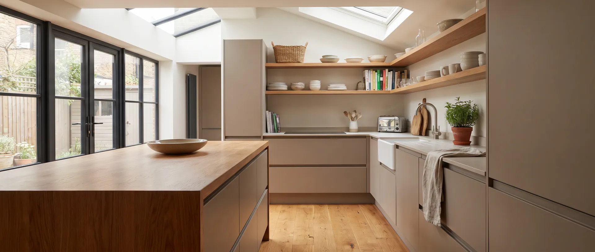 Contemporary style kitchen installation