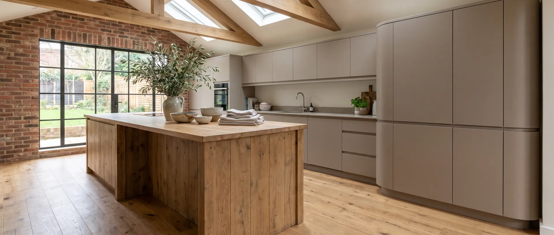 Contemporary style kitchen installation