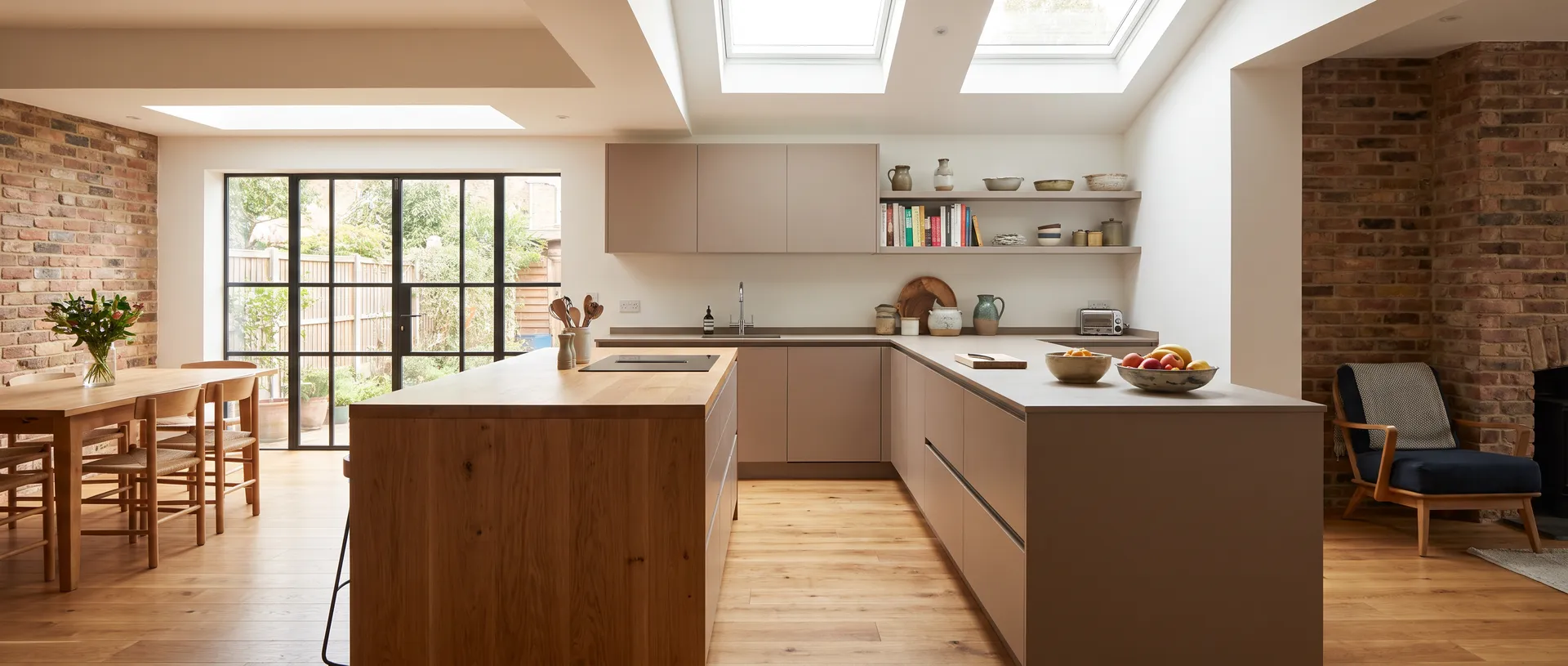 Contemporary style kitchen installation