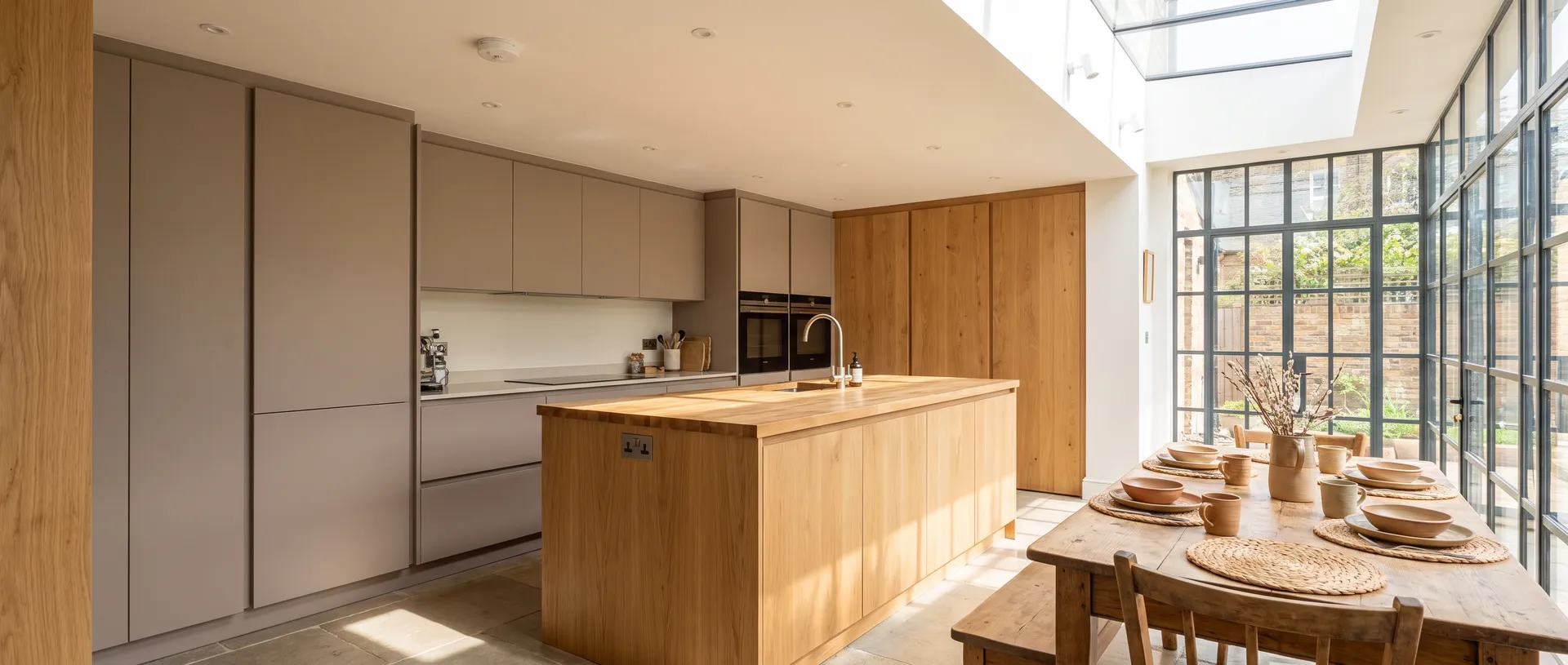 Contemporary style kitchen installation