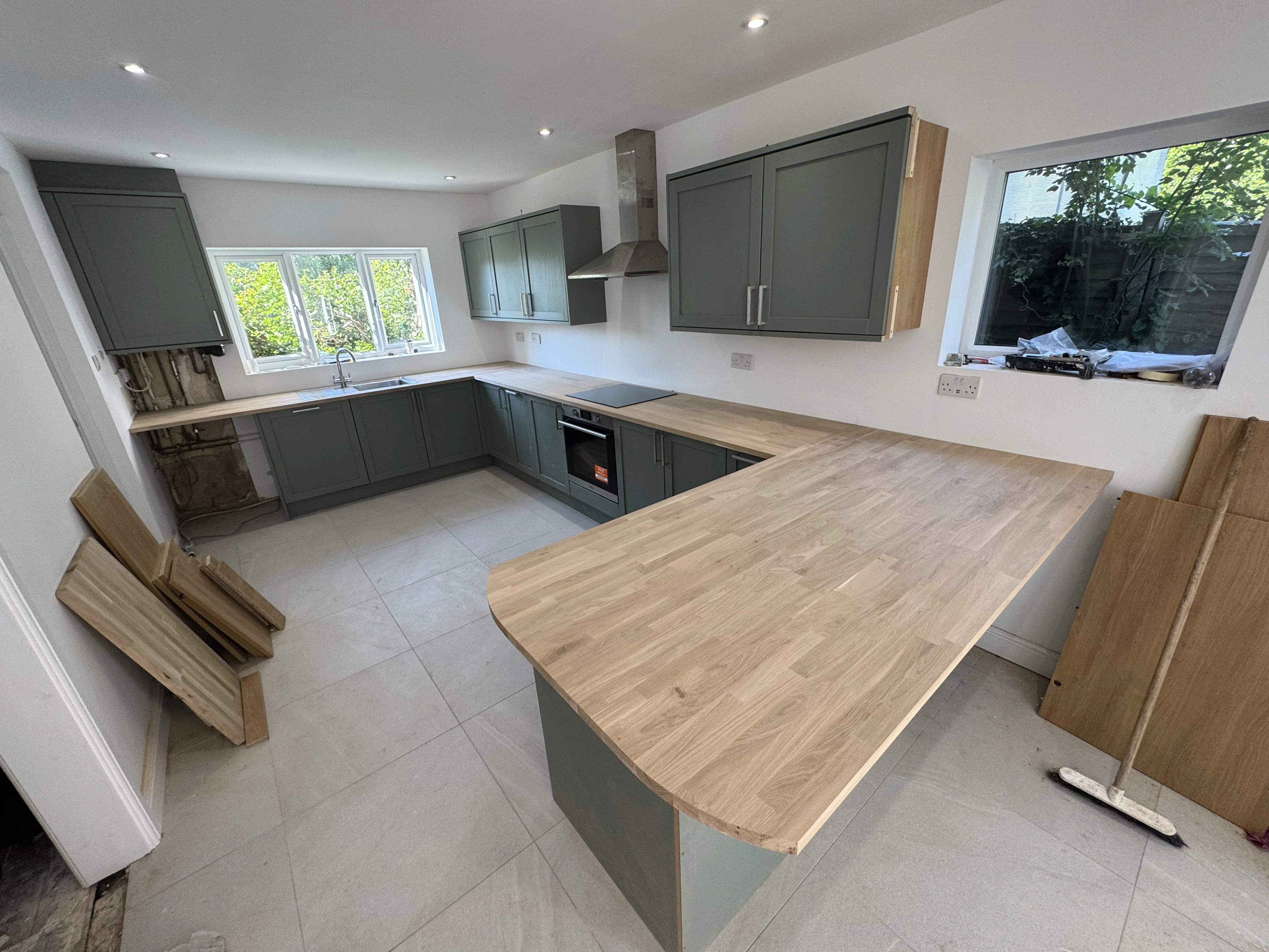 Kitchen fitter Kenilworth — sage green shaker kitchen with solid oak worktop fitted in Kenilworth CV8