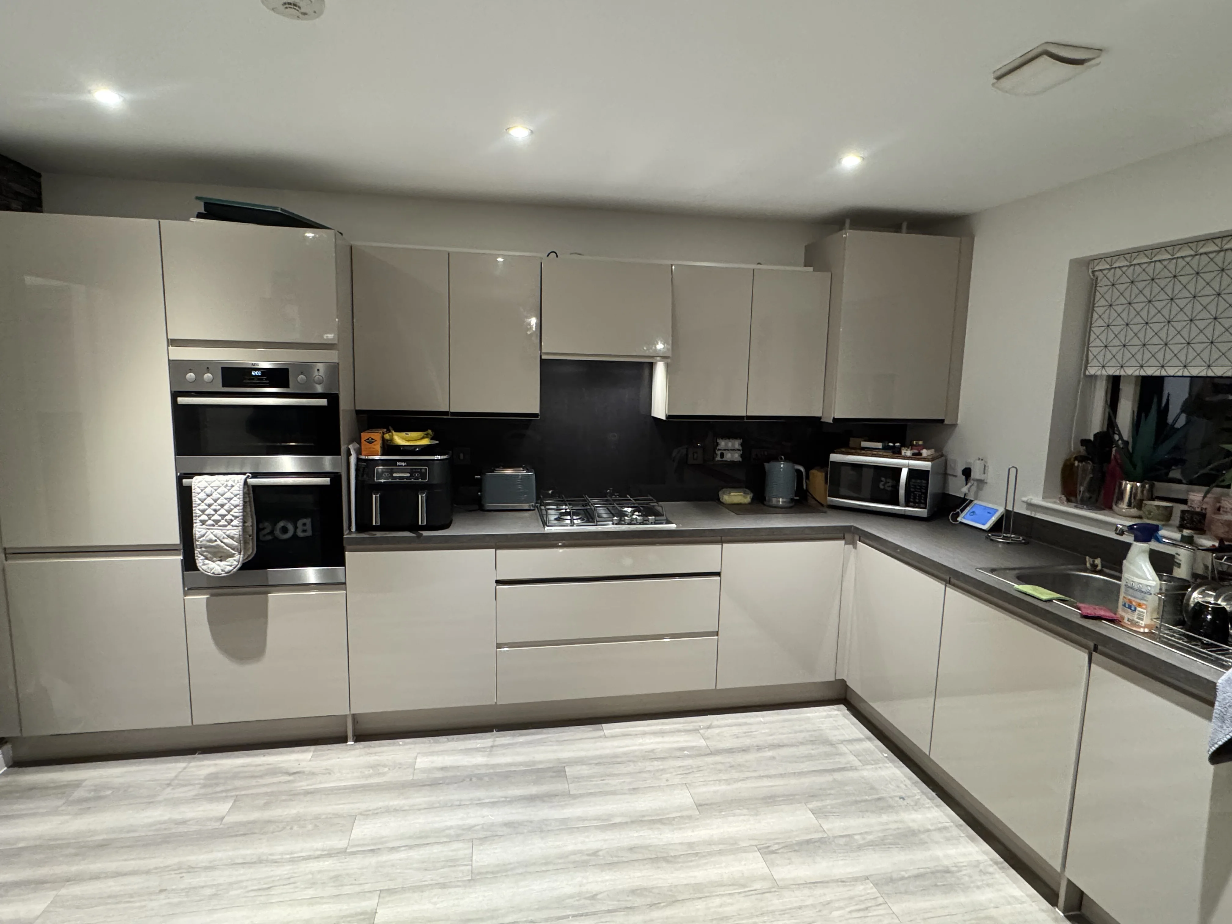 Kitchen fitter Nuneaton — gloss fitted kitchen installation completed by Install My Kitchen in Warwickshire