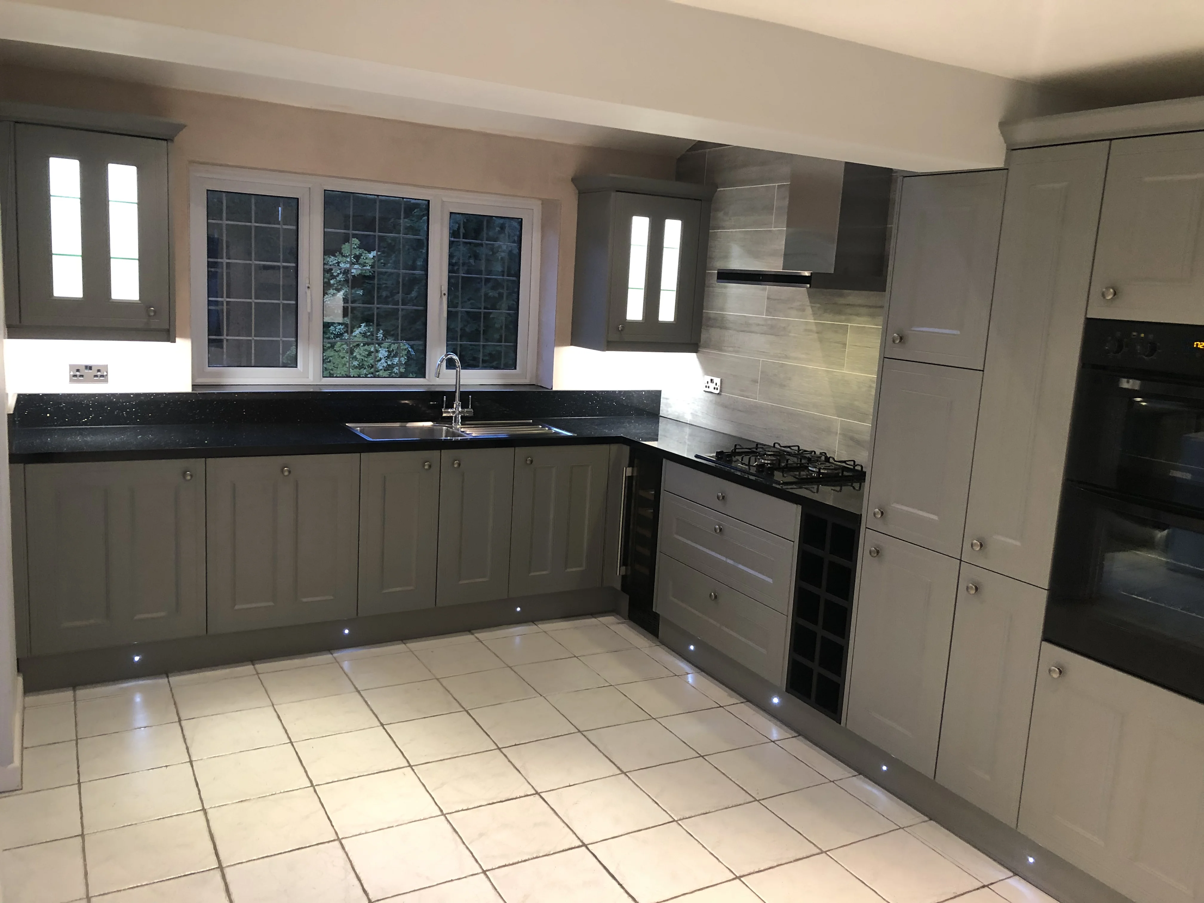 Kitchen fitter Rugby — grey shaker kitchen with black granite worktop fitted in Rugby, Warwickshire