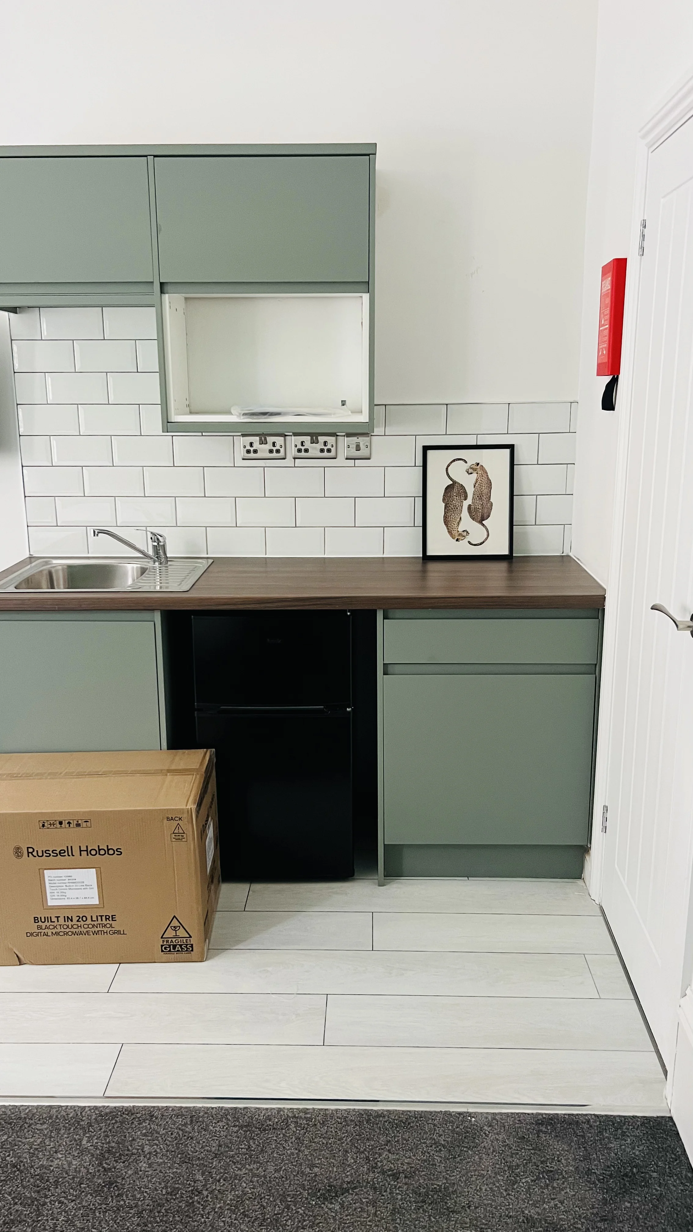 Wren Infinity Plus handleless units, Kenilworth